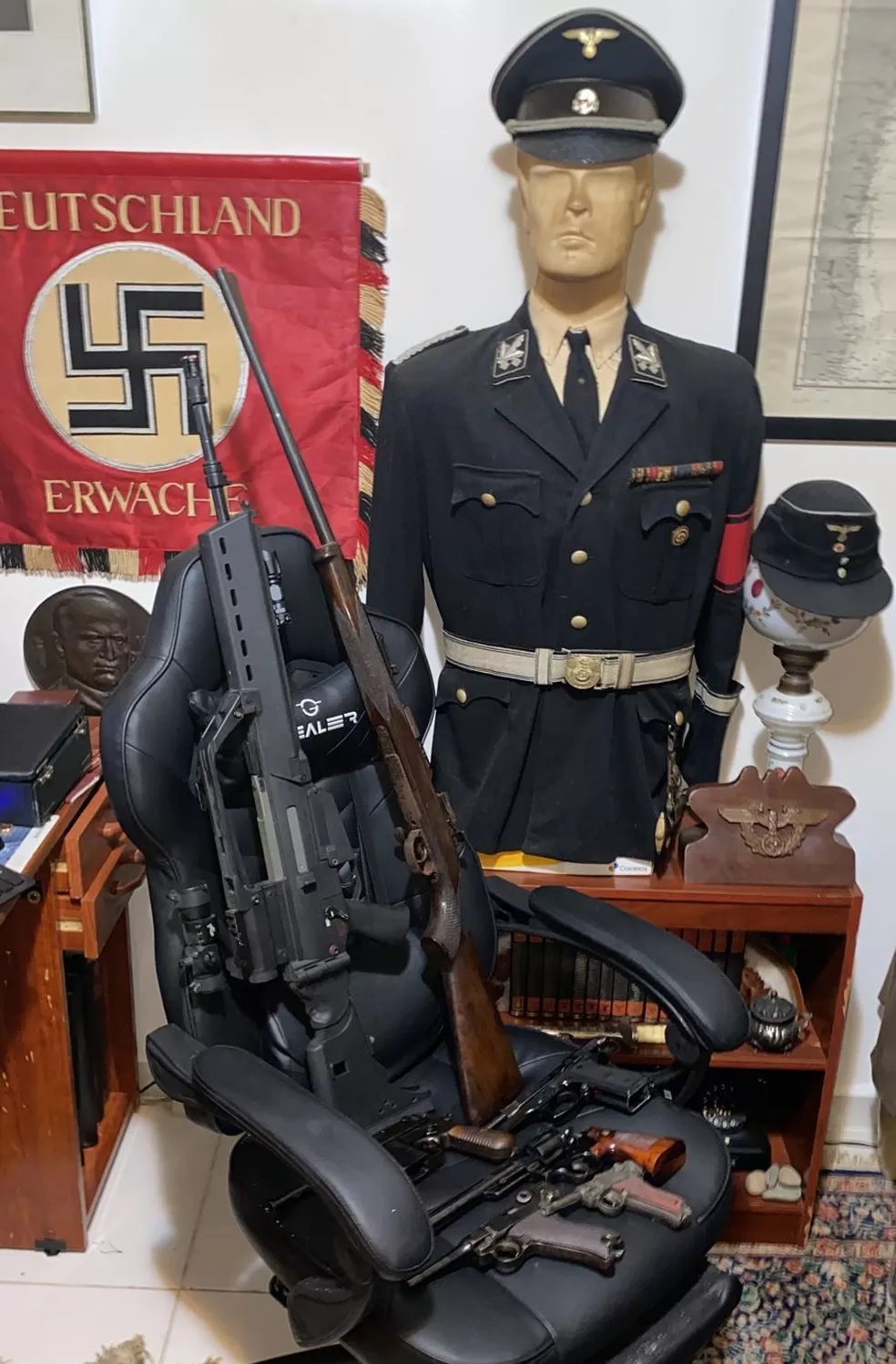 Itens nazistas encontrados com o suspeito