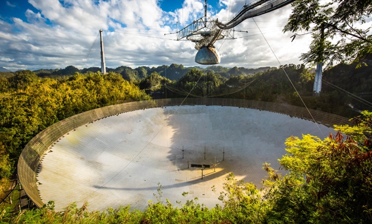 Radiotelescópio no observatório de Arecibo