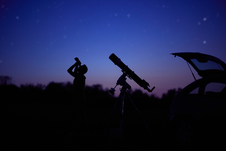 Observação do céu com binóculo