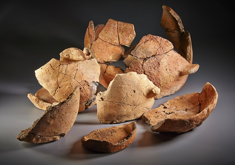 Fragmentos de cerâmica encontrados no local