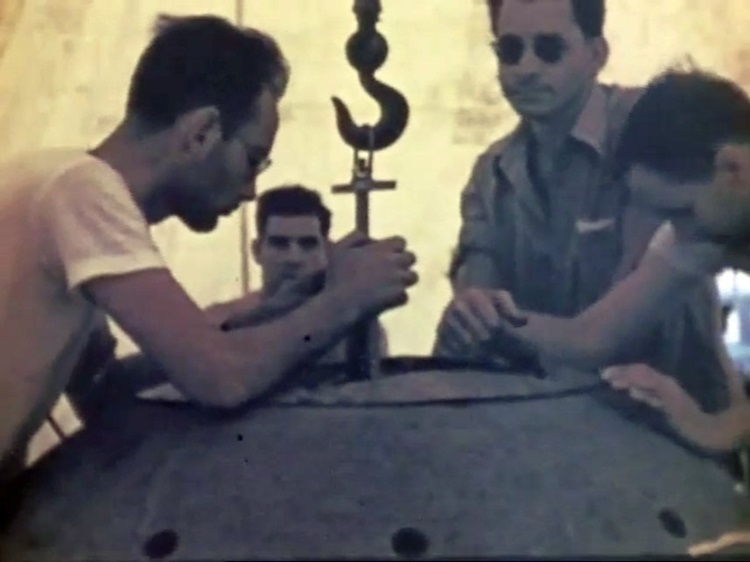 Harry Daghlian (no centro, à esquerda) e Louis Slotin (no centro, à direita) durante o Teste Trinity