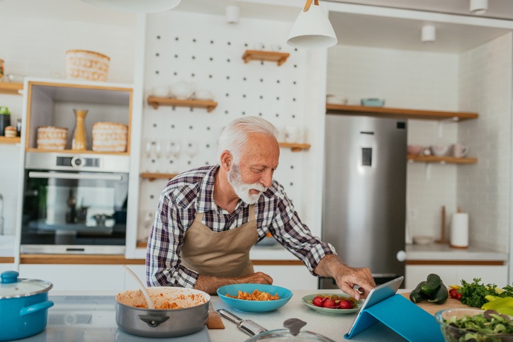 Homem aprendendo a cozinhar