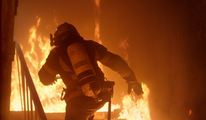 Bombeiro combate incêndio