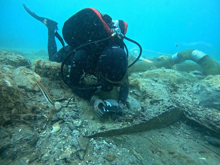 Mergulhador investigando o naufrágio no mar Mediterrâneo 