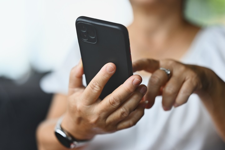 Close em alguém digitando em um smartphone