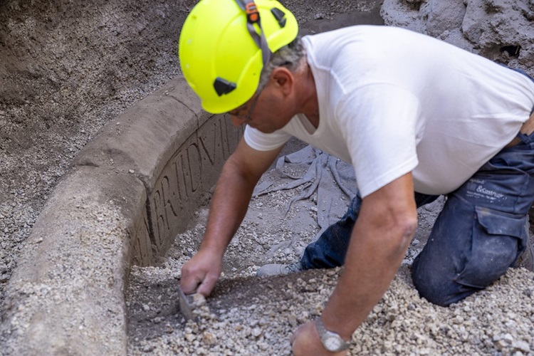 Escavações na tumba encontrada em Pompeia