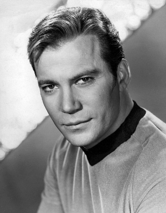 William Shatner como Capitão Kirk