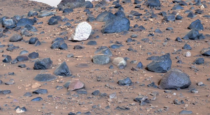 Pedra clara encontrada em Marte