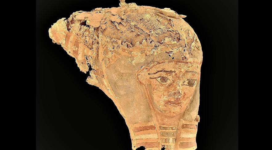 Máscara encontrada durante as escavações