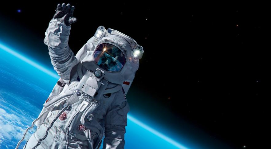 Astronauta fazendo caminhada espacial