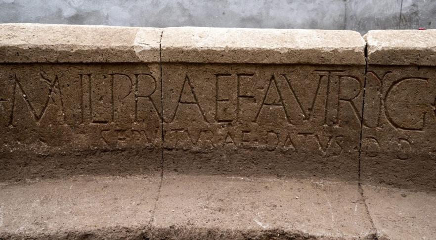 Inscrição em tumba encontrada em Pompeia