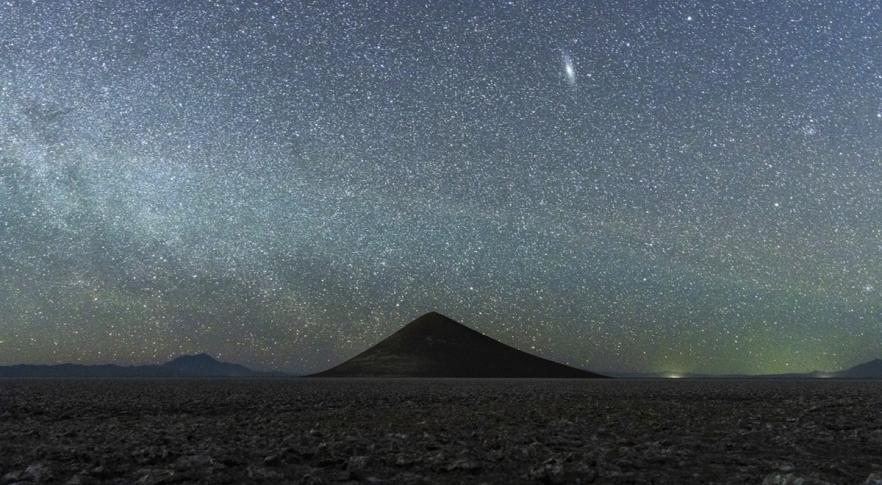 Cenário com montanha e céu noturno