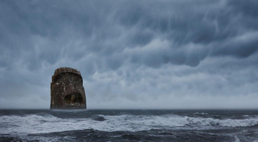 Estátua Moai da Ilha de Páscoa no mar