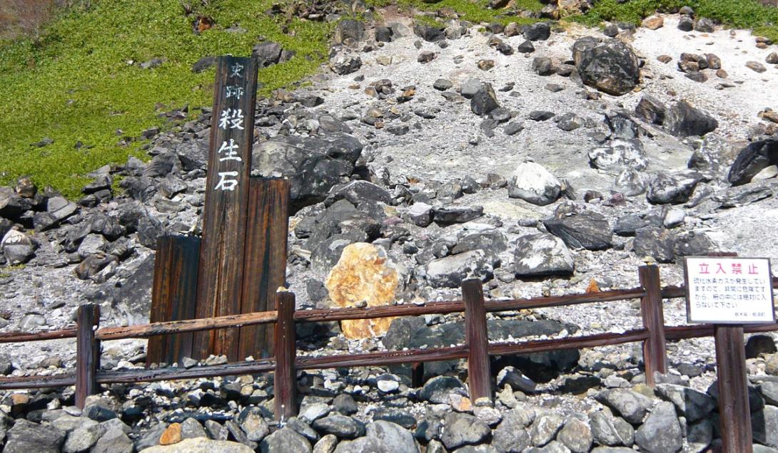  "Pedra da Morte" onde demônio maligno estaria aprisionado aparece quebrada no Japão-0