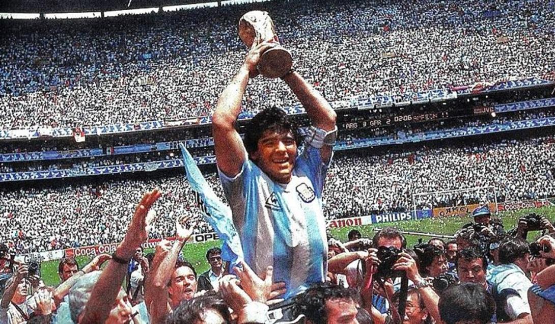 A incrível história da Bola de Ouro de Maradona: roubada, desaparecida por décadas e recuperada recentemente-0