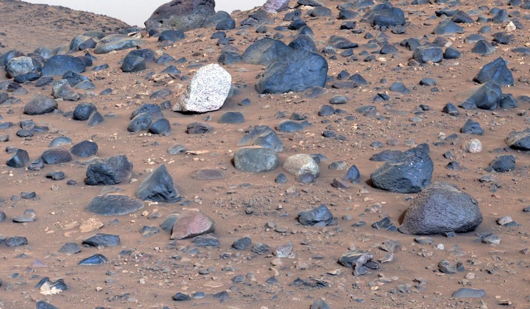 Sonda da NASA encontra estranha rocha de tonalidade clara em Marte-0