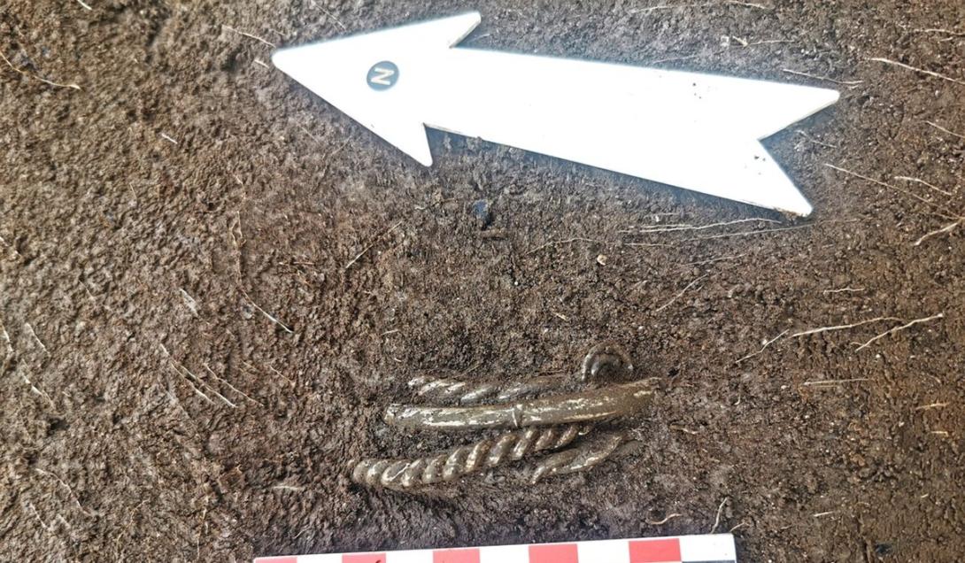 Braceletes viking de prata intocados por mil anos são encontrados na Noruega-0