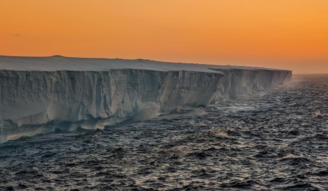 Maior iceberg do mundo começa a se mover após décadas encalhado-0