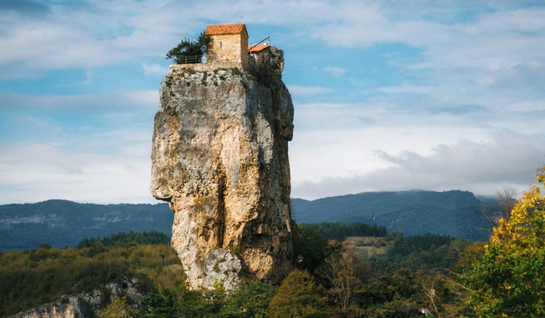 Pilar Katskhi: A misteriosa igreja isolada que ninguém sabe como foi construída-0